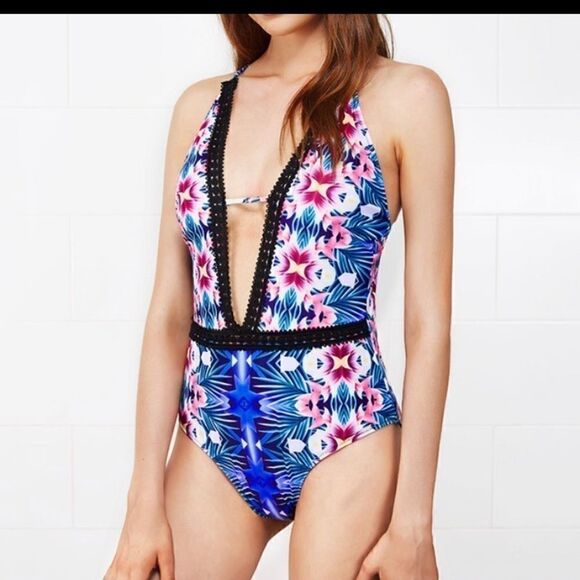 NWOT Cupshe Crochet Lace floral one piece -S - Picture 2 of 11